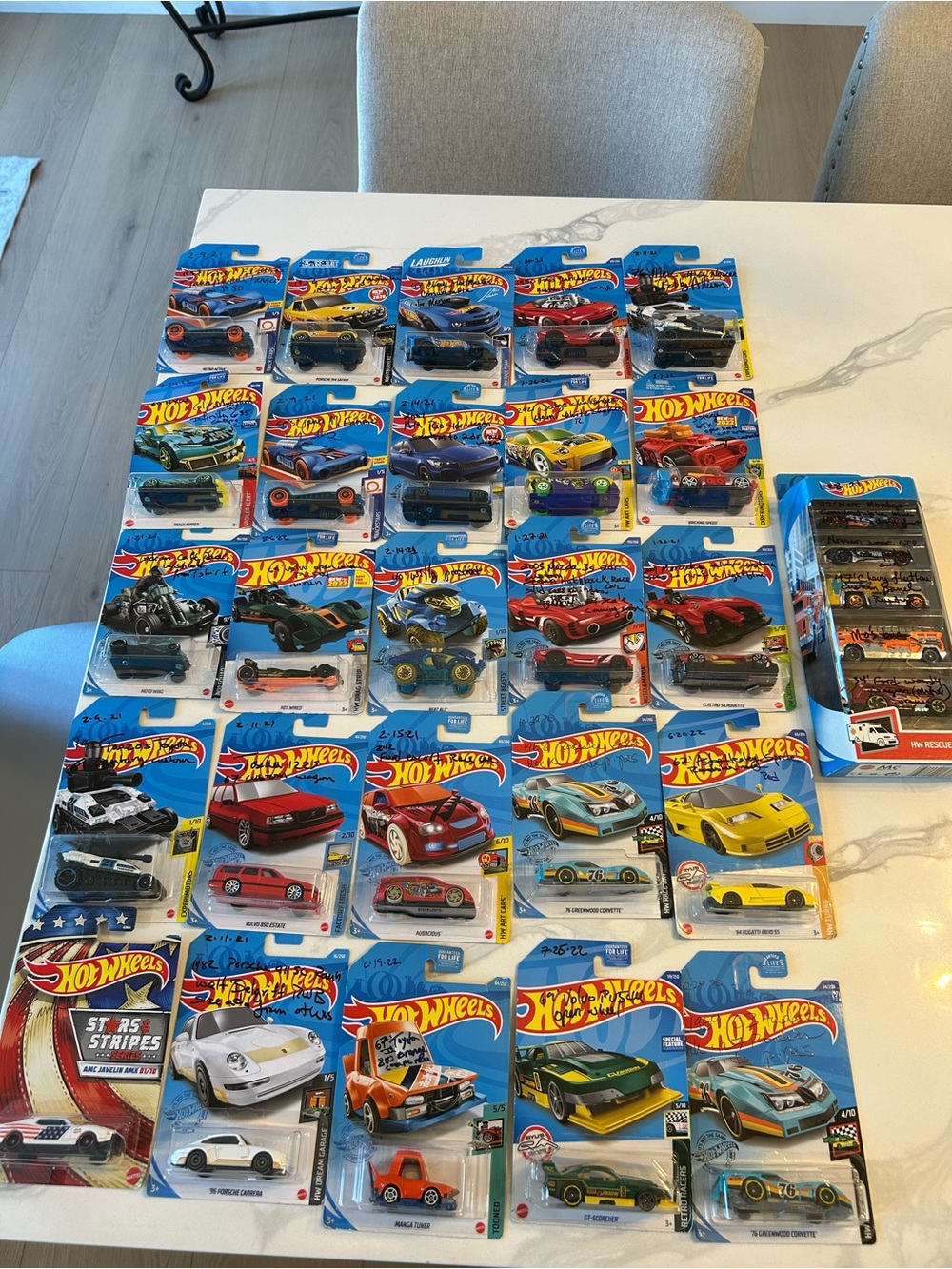 30 Hot Wheels PLUS 29 FREE-MORE Assorted Kids Toy Cars - Mixed Colors. PLEASE RE